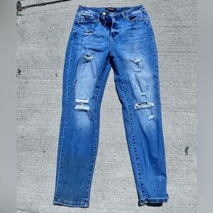 Judy Blue boyfriend fit Blue Jeans with Distressed Details